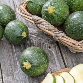 بذر کدو خورشتی گرد سبز روی میز