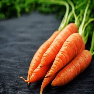 بذر هویج نانتیس کوتاه روی میز