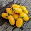 گوجه زیتونی زرد درختی روی میز