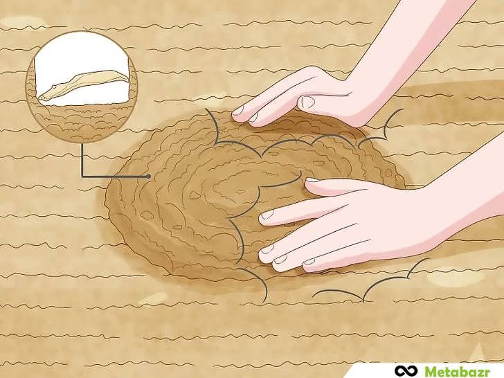 پوشاندن پیاز با خاک و فشردن ملایم خاک